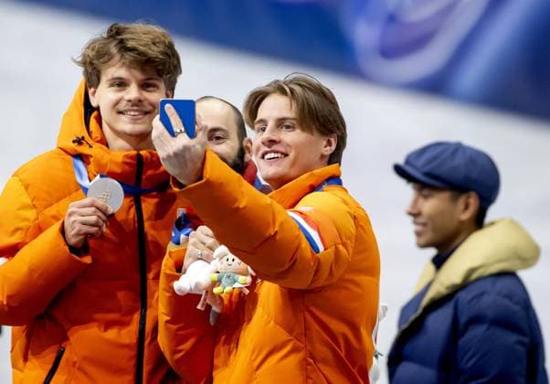 MILAN Melle van t Wout, Steven Dubois of Canada, and Jens van t Wout during the medal ceremony for the 500-meter short track Speed skating, Eisschnelllauf at the Milan Ice Skating Area at the Milan Winter Olympics. IRIS VAN DEN BROEK ANP xVIxANPxSportx xxANPxIVx 551125552 originalFilename: 551125552.jpg