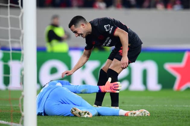 UEFA Champions League - Olympiacos FC vs Bayer 04 Leverkusen - Kostas Tzolakis goalkeeper of Olympiacos FC in action against Lucas Vazquez of Bayer 04 Leverkusen during the UEFA Champions League Play-Offs 1st leg soccer match between Olympiacos FC and Bayer 04 Leverkusen in Georgios Karaiskakis Stadium, Piraeus, Greece, on 18 February 2026. IMAGO ONE INCH PRODUCTIONS PIRAEUS GREECE Copyright: xONExINCHxPRODUCTIONSx 6859986