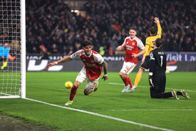 Fußball Premier League Wolverhampton Wanderers gegen Arsenal 18. Februar 2026 Premier League Wolverhampton Wanderers gegen Arsenal Piero Hincapie von Arsenal feiert sein 2. Tor Foto Simon Stacpoole Abseits Wolverhampton UK  Copyright: xSimonxStacpoolexOffside