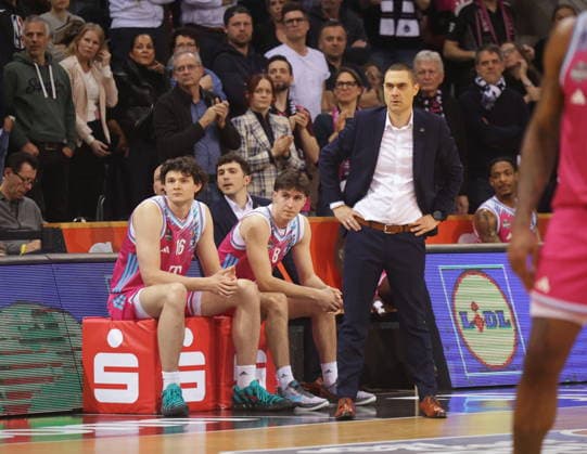 Benjamin Sadikovic, Kenan Reinhart, coach Marko Stankovic Telekom Baskets Bonn vs Rasta Vechta 21 Speiltag Saison 2025 26