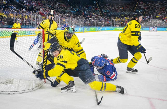 MILANO, ITALIEN 20260218 Stökigt framför det svenska malet under herrarnas kvartsfinal i ishockey mellan USA och Sverige i Santagiulia Arena under OS i Milano. *** Bilden ingar i SPORTPAKET. För övriga BETALBILD *** MILANO ITALIEN x10070x *** MILANO, ITALY 20260218 The crowd in front of the Swedish goal during the mens ice hockey quarterfinal between the USA and Sweden in the Santagiulia Arena during the Milan Olympics Picture in SPORTPAKET For others PAYPICTURE MILANO ITALY x10070x  Copyright: xJessicaxGow TTx OS 2026 ISHOCKEY USA-SVERIGE KVARTSFINAL