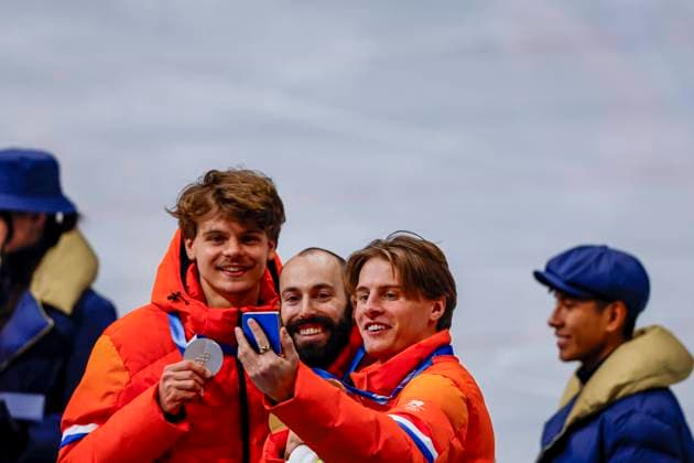third Jens van t Wout of the Netherlands and winner Steven Dubois of Canada and second Melle van t Wout of the Netherlands smiling during the medal ceremony after Men s 500m Finals, Milano Cortina 2026 Winter Olympics: Day 12, Short Track Speed skating, Eisschnelllauf - Milano Cortina 2026 Winter Olympics: Day 12, Milano Speed Skating Stadium, February 18, 2026, Milan, Italy.