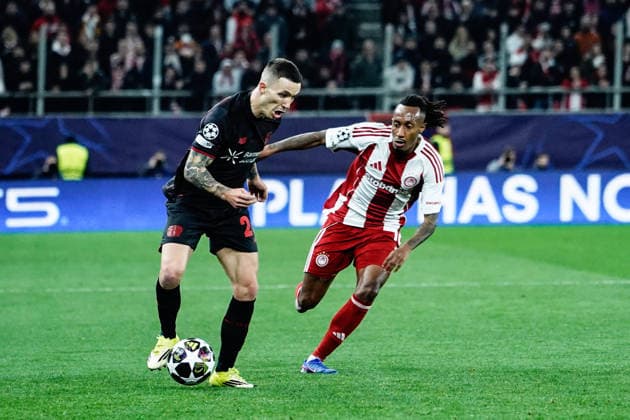 Olympiacos v Bayer Leverkusen - UEFA Champions League PIRAEUS, GREECE - FEBRUARY 18: Olympiacos player Jelson Martins in action with Bayer Leverkusen player Alejandro Grimaldo during the UEFA Champions League match between Olympiacos Piraeus and Bayer Leverkusen for the 2025-26 season at Karaiskaki Stadium in Piraeus, Greece, on February 18, 2026. Andreas Papakonstantinou Anadolu Piraeus Greece. Editorial use only. Please get in touch for any other usage.  Copyright: x2026xAnadoluxAndreasxPapakonstantinoux