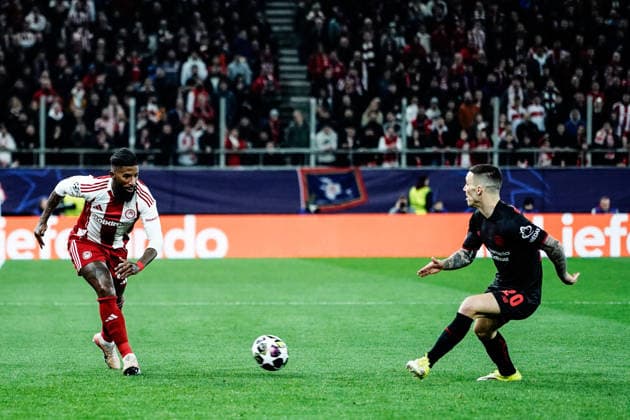 Olympiacos v Bayer Leverkusen - UEFA Champions League PIRAEUS, GREECE - FEBRUARY 18: Olympiacos player Rodinei in action with Bayer Leverkusen player Alejandro Grimaldo during the UEFA Champions League match between Olympiacos Piraeus and Bayer Leverkusen for the 2025-26 season at Karaiskaki Stadium in Piraeus, Greece, on February 18, 2026. Andreas Papakonstantinou Anadolu Piraeus Greece. Editorial use only. Please get in touch for any other usage.  Copyright: x2026xAnadoluxAndreasxPapakonstantinoux