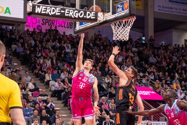 Germany 1 Bundesliga Basketball easyCredit BBL 2025 2026 Telekom Bonn vs SC RASTA Vechta 21 Matchday, 18 02 2026 Telekom Dome Bonn in action Patrick Heckmann Telekom Bonn, 33 vs Tibor Pleiss SC Rasta Vechta, 22 Copyright: xOrhanxHabashx