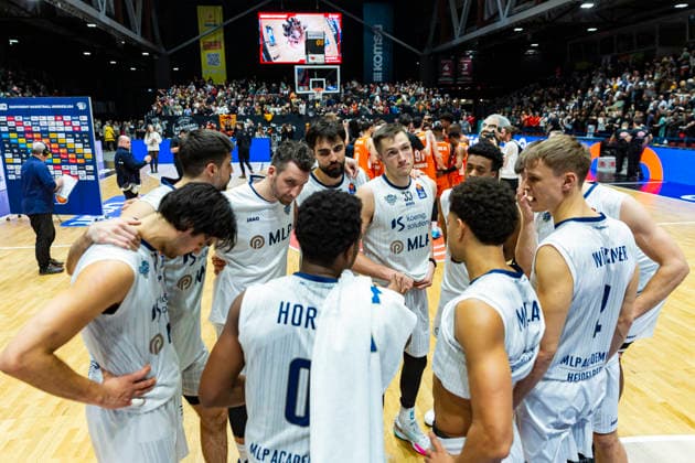 18 02 2026, xomx, Basketball easyCredit BBL Bundesliga, NINERS Chemnitz MLP Academics Heidelberg v l Man of the Matsch Corey Davis Jr Niners Chemnitz with a three-pointer and then another free throw point The Niners win 99 96 Joy, jubilation party for the home side, sadness for the visitors Chemnitz