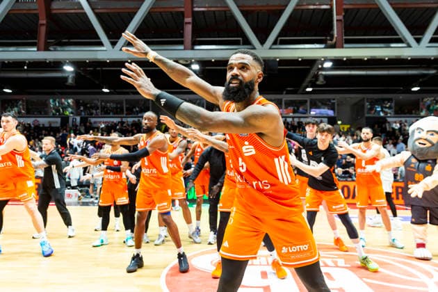 18 02 2026, xomx, Basketball easyCredit BBL Bundesliga, NINERS Chemnitz MLP Academics Heidelberg v l Man of the Matsch Corey Davis Jr Niners Chemnitz with a three-pointer and then another free throw point The Niners win 99 96 Joy, jubilation party for the home side, sadness for the visitors Chemnitz