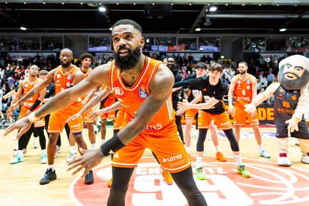 18 02 2026, xomx, Basketball easyCredit BBL Bundesliga, NINERS Chemnitz MLP Academics Heidelberg v l Man of the Matsch Corey Davis Jr Niners Chemnitz with a three-pointer and then another free throw point The Niners win 99 96 Joy, jubilation party for the home side, sadness for the visitors Chemnitz