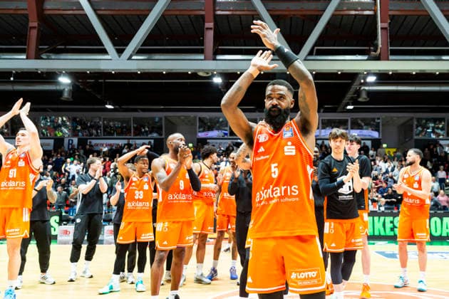 18 02 2026, xomx, Basketball easyCredit BBL Bundesliga, NINERS Chemnitz MLP Academics Heidelberg v l Man of the Matsch Corey Davis Jr Niners Chemnitz with a three-pointer and then another free throw point The Niners win 99 96 Joy, jubilation party for the home side, sadness for the visitors Chemnitz