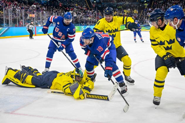 MILANO, ITALIEN 20260218 Sveriges malvakt Jacob Markström ligger pa isen under en stökig situation framför det svenska malet under herrarnas kvartsfinal i ishockey mellan USA och Sverige i Santagiulia Arena under OS i Milano. *** Bilden ingar i SPORTPAKET. För övriga BETALBILD *** MILANO ITALIEN x10070x *** MILANO, ITALY 20260218 Swedens goalkeeper Jacob Markström lies on the ice during a messy situation in front of the Swedish goal during the mens ice hockey quarterfinal between the USA and Sweden at the Santagiulia Arena during the Milan Olympics Picture in SPORT PACKAGE For others PAY PICTURE MILANO ITALY x10070x  Copyright: xJessicaxGow TTx OS 2026 ISHOCKEY USA-SVERIGE KVARTSFINAL