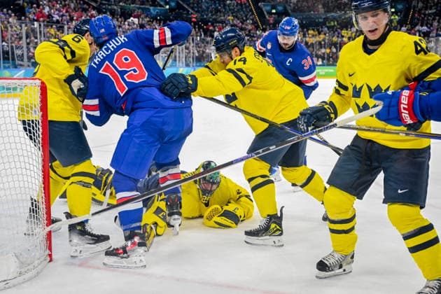MILANO, ITALIEN 20260218 Sveriges malvakt Jacob Markström ligger pa isen under en stökig situation framför det svenska malet under herrarnas kvartsfinal i ishockey mellan USA och Sverige i Santagiulia Arena under OS i Milano. *** Bilden ingar i SPORTPAKET. För övriga BETALBILD *** MILANO ITALIEN x10070x *** MILANO, ITALY 20260218 Swedens goalkeeper Jacob Markström lies on the ice during a messy situation in front of the Swedish goal during the mens ice hockey quarterfinal between the USA and Sweden at the Santagiulia Arena during the Milan Olympics Picture in SPORT PACKAGE For others PAY PICTURE MILANO ITALY x10070x  Copyright: xJessicaxGow TTx OS 2026 ISHOCKEY USA-SVERIGE KVARTSFINAL