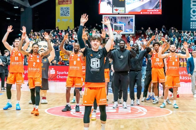 Chemnitz, Germany 18 February 2026 1 BBL 2025 2026 Niners Chemnitz vs MLP Academics Heidelberg In the picture the Chemnitz team with the fans at the fan block Copyright: xFotostandx xNachtigallx