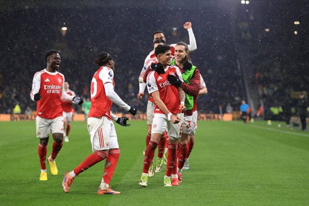 Fußball Premier League Wolverhampton Wanderers gegen Arsenal 18. Februar 2026 Premier League Wolverhampton Wanderers gegen Arsenal Piero Hincapie von Arsenal feiert mit seinen Mannschaftskameraden den zweiten Treffer Foto Simon Stacpoole Abseits Wolverhampton UK  Copyright: xSimonxStacpoolexOffside