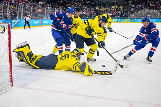 MILANO, ITALIEN 20260218 Sveriges malvakt Jacob Markström ligger pa isen under en stökig situation framför det svenska malet under herrarnas kvartsfinal i ishockey mellan USA och Sverige i Santagiulia Arena under OS i Milano. *** Bilden ingar i SPORTPAKET. För övriga BETALBILD *** MILANO ITALIEN x10070x *** MILANO, ITALY 20260218 Swedens goalkeeper Jacob Markström lies on the ice during a messy situation in front of the Swedish goal during the mens ice hockey quarterfinal between the USA and Sweden at the Santagiulia Arena during the Milan Olympics Picture in SPORT PACKAGE For others PAY PICTURE MILANO ITALY x10070x  Copyright: xJessicaxGow TTx OS 2026 ISHOCKEY USA-SVERIGE KVARTSFINAL