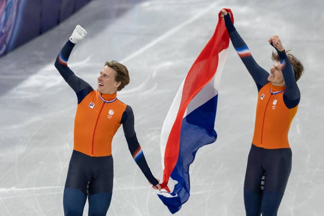 February 18, 2026, Milano, Lombardy, Italy: Jens van t Wout (2) of the Netherlands and Melle van t Wout (121) of the Netherlands celebrate winnthe bonze and river medals in the Short Track Speed skating, Eisschnelllauf Men 500m Final during the 2026 Winter Olympics at the Milano Ice Skating Arena on Wednesday in Milano. Milano Italy - ZUMAj89_ 20260218_oly_j89_013 Copyright: xPaulxKitagakixJr.x