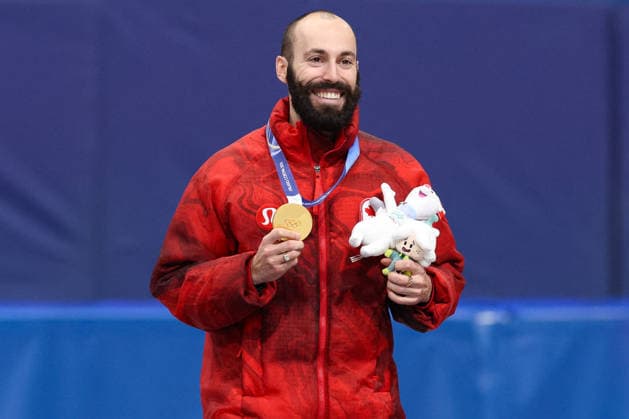 Winter Olympics - Podium of Speed skating, Eisschnelllauf Men s 500m - Robin Gold medalist Steven Dubois of Team Canada celebrates during the medal ceremony for the Short Track Speed Skating Men s 500m on day twelve of the Milano Cortina 2026 Winter Olympic Games, Olympische Spiele, Olympia, OS at Milano Ice Skating Arena on February 18, 2026 in Milan, Italy. Photo by Alexis Jumeau ABACAPRESS.COM Milan Italy  Copyright: xJumeauxAlexis ABACAx