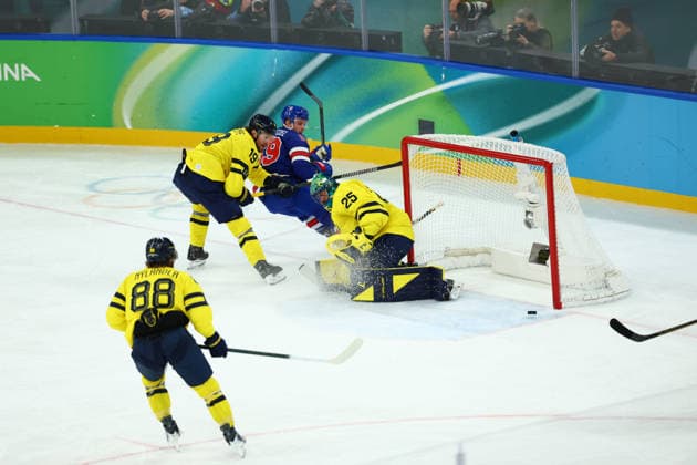 February 18, 2026, Milan, Lombardy, Italy: Quarterfinal game between Team United States (USA) and Team Sweden (SWE) at the Milano Cortina 2026 Olympic Games, Olympische Spiele, Olympia, OS Olympics 2026: Milano Cortina: Ice hockey, Eishockey Men: USA:SWE  - ZUMAc179 20260218_oly_c179_174 Copyright: xMickaelxChavetx