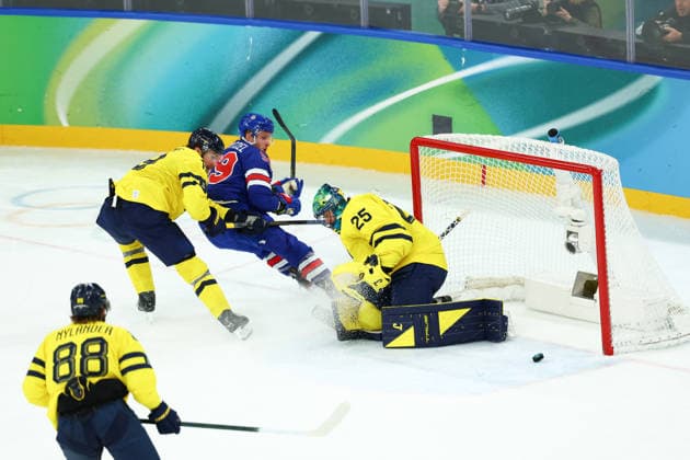 February 18, 2026, Milan, Lombardy, Italy: JAKE GUENTZEL 59 of USA shoots during the Quarterfinal game between Team United States (USA) and Team Sweden (SWE) at the Milano Cortina 2026 Olympic Games, Olympische Spiele, Olympia, OS Olympics 2026: Milano Cortina: Ice hockey, Eishockey Men: USA:SWE  - ZUMAc179 20260218_oly_c179_175 Copyright: xMickaelxChavetx