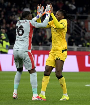 Foto IPP Paolo Bona Milano 18 02 2026 Campionato Serie A di Calcio stagione 2025 2026 partita Milan-Como Nella foto Rafael Leao esulta con Mike Maignan dopo il gol del 1-1 Italy Photo Press Worldwide Copyright italy Italy ITALY  Copyright: xR4924_italyphotopressx