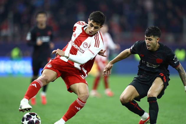 UEFA Champions League - Olympiacos FC vs Bayer 04 Leverkusen - Lorenzo Scipioni of Olympiacos FC in action against Axel Tape of Bayer 04 Leverkusen during the UEFA Champions League Play-Offs 1st leg soccer match between Olympiacos FC and Bayer 04 Leverkusen in Georgios Karaiskakis Stadium, Piraeus, Greece, on 18 February 2026. IMAGO ONE INCH PRODUCTIONS PIRAEUS GREECE Copyright: xONExINCHxPRODUCTIONSx 6860072