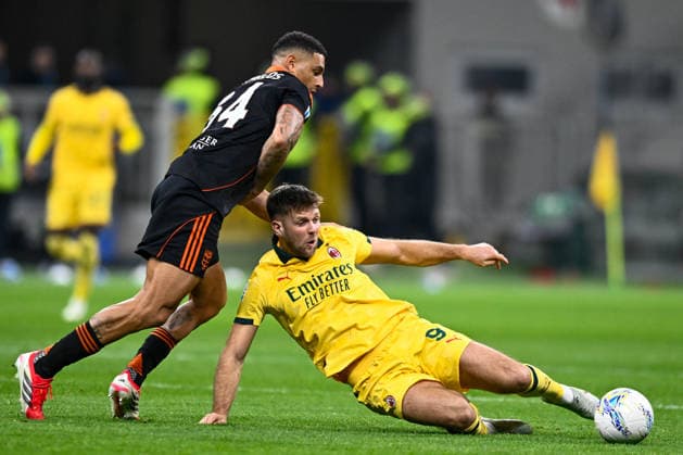 2026-02-18 AC Milan v Como 1907 - Serie A MILAN, ITALY - FEBRUARY 18: Niclas Fullkrug of AC Milan, Diego Carlos of Como 1907 during the Serie A match between AC Milan and Como 1907 at Giuseppe Meazza Stadium on February 18, 2026 in Milan, Italy. (Photo by Alberto Gandolfo BSR Agency) Milan Italy Content not available for redistribution in The Netherlands directly or indirectly through any third parties. Copyright: xBSRxAgencyx