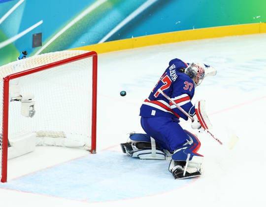 February 18, 2026, Milan, Lombardy, Italy: Goalkeeper CONNOR HELLEBUYCK 37 of USA makes a save in the Quarterfinal game between Team United States (USA) and Team Sweden (SWE) at the Milano Cortina 2026 Olympic Games, Olympische Spiele, Olympia, OS Milan Italy - ZUMAc179 20260218_oly_c179_176 Copyright: xMickaelxChavetx