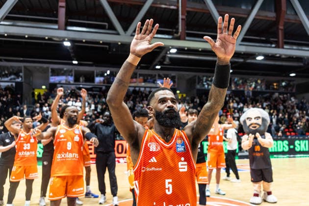 GER, easy Credit Basketball Bundesliga, Niners Chemnitz MLP Academics Heidelberg 18 02 2026, Messe, Chemnitz, GER, easy Credit Basketball Bundesliga, Niners Chemnitz MLP Academics Heidelberg Corey Davis Jr Niners Chemnitz, 5 cheers with the team Photo Alexander Trienitz Chemnitz Messe Sachsen Germany