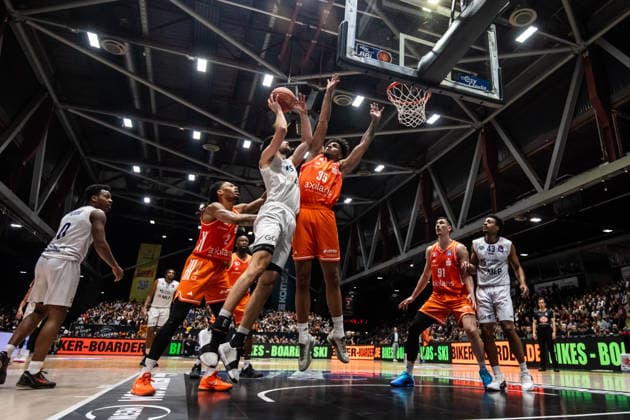 GER, easy Credit Basketball Bundesliga, Niners Chemnitz MLP Academics Heidelberg 18 02 2026, Messe, Chemnitz, GER, easy Credit Basketball Bundesliga, Niners Chemnitz MLP Academics Heidelberg Mateo Seric MLP Academics Heidelberg 21 , Roman Bedime Niners Chemnitz, 35 Foto Alexander Trienitz Chemnitz Messe Sachsen Germany
