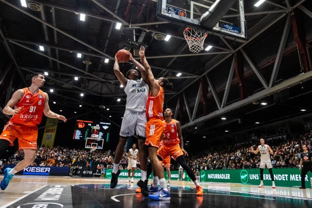 GER, easy Credit Basketball Bundesliga, Niners Chemnitz MLP Academics Heidelberg 18 02 2026, Messe, Chemnitz, GER, easy Credit Basketball Bundesliga, Niners Chemnitz MLP Academics Heidelberg Osun Osunniyi MLP Academics Heidelberg 12 , Kevin Yebo Niners Chemnitz, 0 Foto Alexander Trienitz Chemnitz Messe Sachsen Germany