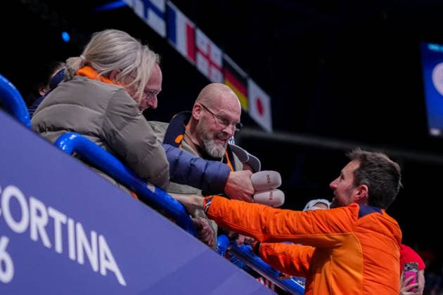 2026-02-18 - Milano Cortina 2026 Winter Olympics MILAN, ITALY - FEBRUARY 18: Coach Niels Kerstholt of the Netherlands, parents of Jens van t Wout of Netherlands and Melle van t Wout of Netherlands performing on the Short Track Speed skating, Eisschnelllauf during day 14 of the Milano Cortina 2026 Winter Olympics at the Milano Ice Skating Arena on February 18, 2026 in Milan, Italy Milan Milano Ice Skating Arena Italy Content not available for redistribution in The Netherlands directly or indirectly through any third parties. Copyright: xAndrexWeeningx