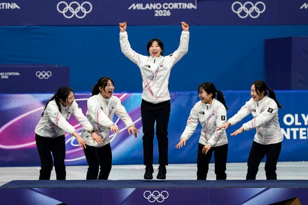 Members of Team Korea cheer before stepping onto the podium during the medal ceremony after the Women s Short Track Speed skating, Eisschnelllauf 3000m Relay Finals at the Milano Figure skating, Eiskunstlauf Arena in Milan, Italy on Wednesday, February 18, 2026. Italy won silver and Canada won bronze.  OLY20260218142 RICHARDxELLIS