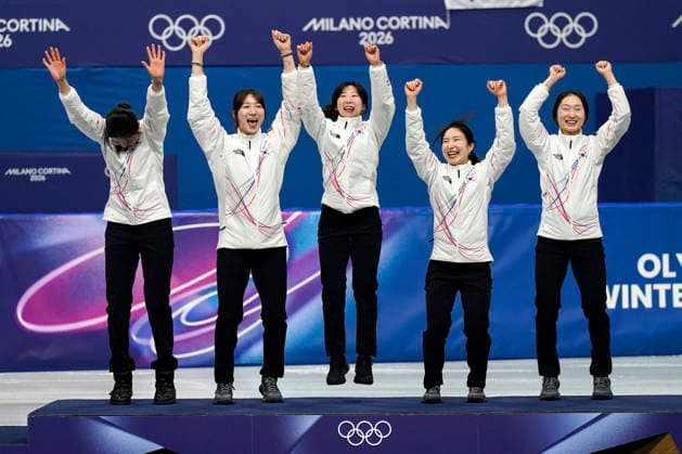 Members of Team Korea jump onto the podium during the medal ceremony after the Women s Short Track Speed skating, Eisschnelllauf 3000m Relay Finals at the Milano Figure skating, Eiskunstlauf Arena in Milan, Italy on Wednesday, February 18, 2026. Italy won silver and Canada won bronze.  OLY20260218143 RICHARDxELLIS