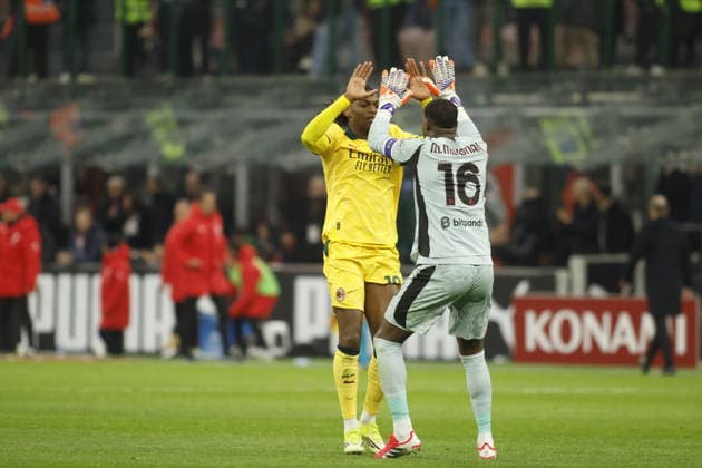 Rafel Leao of AC Milan celebrating with Mike Maignan of AC Milanafter a goal during the Italian Serie A, 2025 2026 season, football match between AC Milan and Como 1907 on 18 February 2026 at â?? Giuseppe Meazza Stadium, San Siro, Milan, Italy. Photo Nderim Kaceli  Copyright: xNderimxKaceli IPAxSportx xipa-agency.netx xx IPA_71707540 IPA_Agency_IPA71707540