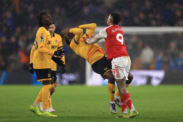 Fußball Premier League Wolverhampton Wanderers gegen Arsenal 18. Februar 2026 Premier League Wolverhampton Wanderers gegen Arsenal Yerson Mosquera von Wolverhampton Wanderers und Gabriel Jesus von Arsenal prallen beim Schlusspfiff aufeinander Foto Simon Stacpoole Abseits Wolverhampton UK  Copyright: xSimonxStacpoolexOffside