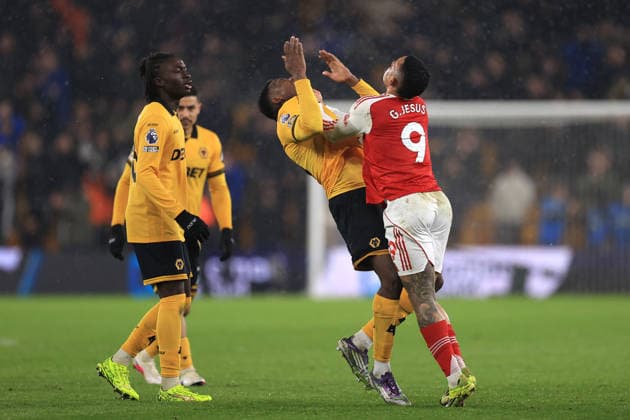 Fußball Premier League Wolverhampton Wanderers gegen Arsenal 18. Februar 2026 Premier League Wolverhampton Wanderers gegen Arsenal Yerson Mosquera von Wolverhampton Wanderers und Gabriel Jesus von Arsenal prallen beim Schlusspfiff aufeinander Foto Simon Stacpoole Abseits Wolverhampton UK  Copyright: xSimonxStacpoolexOffside
