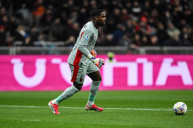 Mike Maignan of AC Milan in action during the Italian Serie A football match between AC Milan and Calcio Como on February 18th, Giuseppe Meazza San Siro Siro stadium in Milan, Italy  Copyright: xTizianoxBallabio IPAxSportx xipa-agency.netx xx IPA_71707588 IPA_Agency_IPA71707588