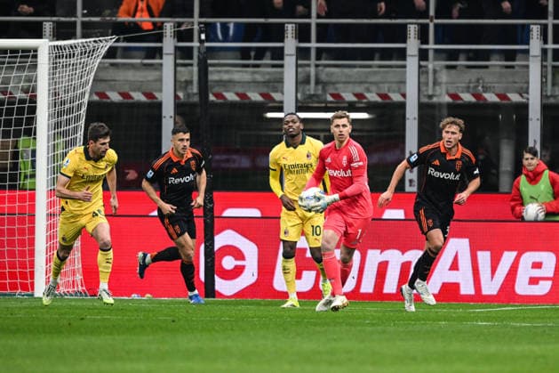 Jean Butez of Calcio Como in action during the Italian Serie A football match between AC Milan and Calcio Como on February 18th, Giuseppe Meazza San Siro Siro stadium in Milan, Italy  Copyright: xTizianoxBallabio IPAxSportx xipa-agency.netx xx IPA_71707595 IPA_Agency_IPA71707595