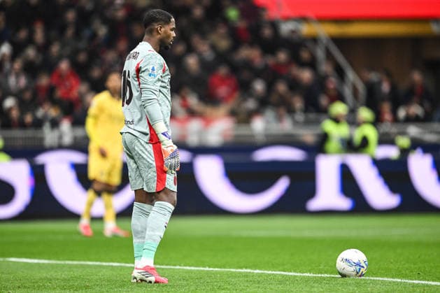 Mike Maignan of AC Milan in action during the Italian Serie A football match between AC Milan and Calcio Como on February 18th, Giuseppe Meazza San Siro Siro stadium in Milan, Italy  Copyright: xTizianoxBallabio IPAxSportx xipa-agency.netx xx IPA_71707599 IPA_Agency_IPA71707599