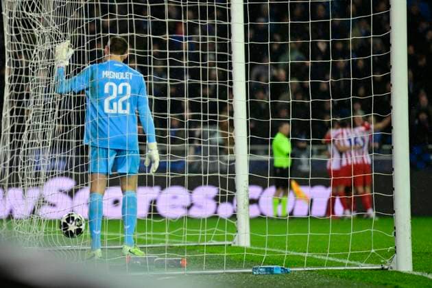 Club Brugge v Atletico de Madrid - UEFA Champions League BRUGGE, BELGIUM - FEBRUARY 18 : Mignolet Simon goalkeeper of Club Brugge dejected after an opponent s goal from Ordonez Joel defender of Club Brugge against his team during the UEFA Champions League 2025 26 knockout phase play-off match first leg between Club Brugge and Atletico de Madrid on February 18, 2026 in Brugge, Belgium, 18 02 2026 Brugge Belgium  Copyright: xJanxDexMeuleneirx