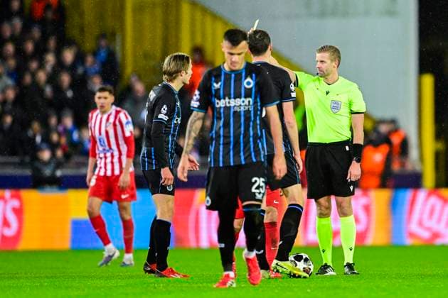 Club Brugge v Atletico de Madrid - UEFA Champions League BRUGGE, BELGIUM - FEBRUARY 18 : Referee giving a yellow card to Vermant Romeo forward of Club Brugge during the UEFA Champions League 2025 26 knockout phase play-off match first leg between Club Brugge and Atletico de Madrid on February 18, 2026 in Brugge, Belgium, 18 02 2026 Brugge Belgium  Copyright: xJanxDexMeuleneirx