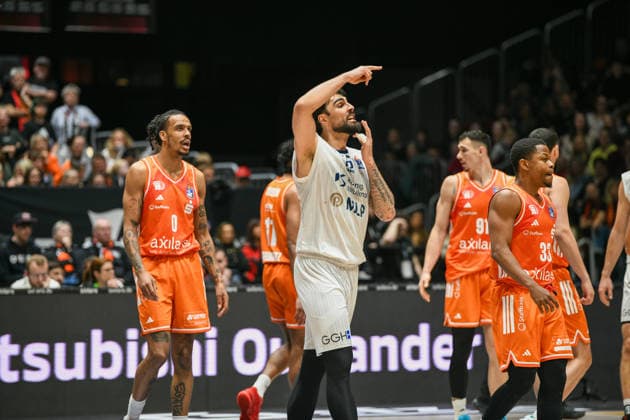 easyCredit Basketball Bundesliga, Matchday 21, Niners Chemnitz MLP Academics Heidelberg 18 02 2026 from 20 00 hrs Chemnitz, Chemnitz Arena In the photo from l Kevin Yebo 0 , Paul Zipser 9 easyCredit Basketball Bundesliga, Matchday 21, Niners Chemnitz MLP Academics Heidelberg Leipzig Saxony Germany Copyright: xEHLxMedia MichelxKöhlerx 20261802-Niners-Heidelberg_064