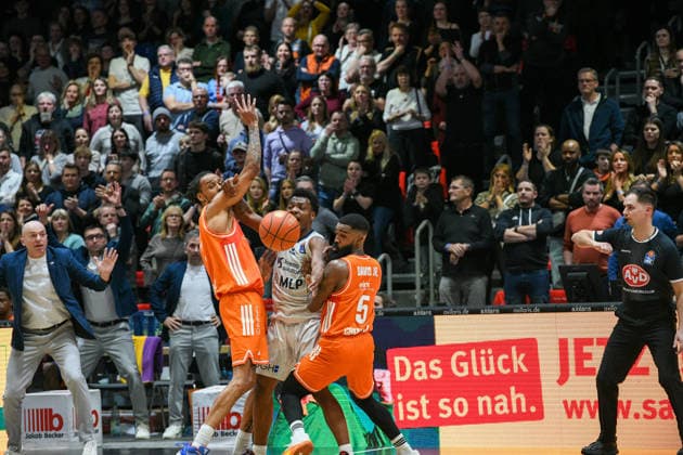easyCredit Basketball Bundesliga, 21 Matchday, Niners Chemnitz MLP Academics Heidelberg 18 02 2026 from 20 00 h Chemnitz, Chemnitz Arena In the photo Kevin Yebo 0 ,Cory Davis 5 easyCredit Basketball Bundesliga, 21 Matchday, Niners Chemnitz MLP Academics Heidelberg Leipzig Saxony Germany Copyright: xEHLxMedia MichelxKöhlerx 20261802-Niners-Heidelberg_112