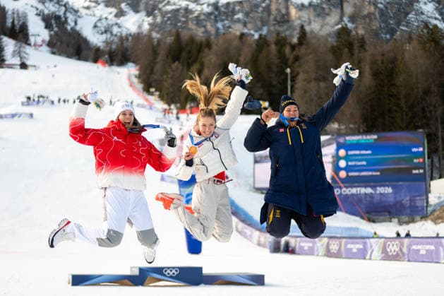 RAST Camille (Schweiz), SHIFFRIN Mikaela (USA), SWENN LARSSON Anna (Schweden) jubeln auf dem Podium bei der Siegerehrung ueber Silber Gold Bronze Medaille und springen in die Luft, ITA, Olympische Spiele Milano Cortina 2026, Olympia, Ski Alpin, Slalom Damen, 18.02.2026 ITA, Olympische Spiele Milano Cortina 2026, Olympia, Ski Alpin, Slalom Damen, 18.02.2026 Cortina d Ampezzo *** RAST Camille Switzerland , SHIFFRIN Mikaela USA , SWENN LARSSON Anna Sweden cheering on the podium at the award ceremony for the silver gold bronze medal and jumping in the air, ITA, Olympic Games Milano Cortina 2026, Olympic Games, Alpine Skiing, Slalom Women, 18 02 2026 ITA, Olympic Games Milano Cortina 2026, Olympic Games, Alpine Skiing, Slalom Women, 18 02 2026 Cortina d Ampezzo Copyright: xEibner-Pressefoto Memmlerx EP_MMR