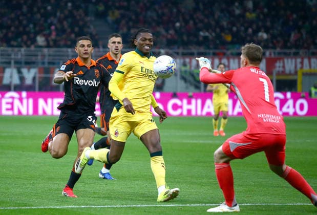 MILAN, ITALY - FEBRUARY 18: Rafael Leao of AC MIlan competes for the ball with Diego Carlos and goalkepeer Jean Butez of Como 1907 ,during the Serie A match between AC Milan and Como 1907 at Giuseppe Meazza Stadium on February 18, 2026 in Milan, Italy. (Photo by ) SPO 