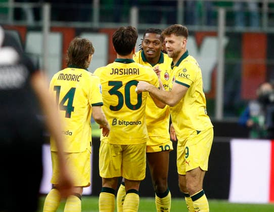 MILAN, ITALY - FEBRUARY 18: Rafael Leao of AC MIlan celebrates with teammates Niclas Fullkrug ,Luka Modric and Ardon Jashari after scoring his team first goal ,during the Serie A match between AC Milan and Como 1907 at Giuseppe Meazza Stadium on February 18, 2026 in Milan, Italy. (Photo by ) SPO 