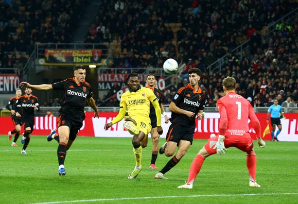 MILAN, ITALY - FEBRUARY 18: Rafael Leao of AC MIlan scoring his team first goal ,during the Serie A match between AC Milan and Como 1907 at Giuseppe Meazza Stadium on February 18, 2026 in Milan, Italy. (Photo by ) SPO 