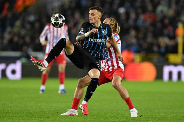 260218 Club Brugge vs Atletico Madrid Aleksandar Stankovic (25) of Club Brugge fighting for the ball with Marcos Llorente (14) of Atletico during the Uefa Champions League Knock Out play offs first leg in season 2025 - 2026 between Club Brugge KV and Atletico de Madrid on February 18 , 2026 in Brugge, Belgium. (Photo by David Catry Isosport) Brugge Belgium  Copyright: xDavidxCatryx 20260218DC2_1983