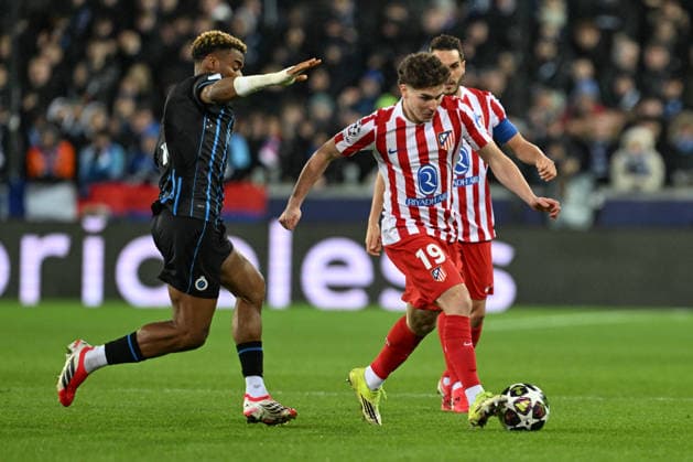 260218 Club Brugge vs Atletico Madrid Raphael Onyedika (15) of Club Brugge defending on Julian Alvarez (19) of Atletico during the Uefa Champions League Knock Out play offs first leg in season 2025 - 2026 between Club Brugge KV and Atletico de Madrid on February 18 , 2026 in Brugge, Belgium. (Photo by David Catry Isosport) Brugge Belgium  Copyright: xDavidxCatryx 20260218DC2_2040