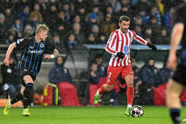 260218 Club Brugge vs Atletico Madrid Joaquin Seys (65) of Club Brugge defending on Antoine Griezmann during the Uefa Champions League Knock Out play offs first leg in season 2025 - 2026 between Club Brugge KV and Atletico de Madrid on February 18 , 2026 in Brugge, Belgium. (Photo by David Catry Isosport) Brugge Belgium  Copyright: xDavidxCatryx 20260218DC2_2872