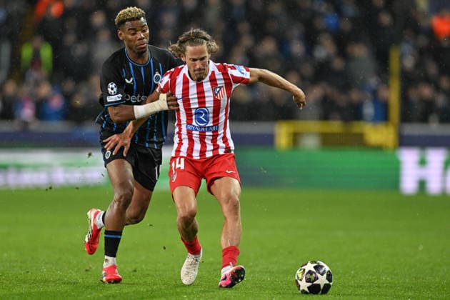 260218 Club Brugge vs Atletico Madrid Raphael Onyedika (15) of Club Brugge fighting for the ball with Marcos Llorente (14) of Atletico during the Uefa Champions League Knock Out play offs first leg in season 2025 - 2026 between Club Brugge KV and Atletico de Madrid on February 18 , 2026 in Brugge, Belgium. (Photo by David Catry Isosport) Brugge Belgium  Copyright: xDavidxCatryx 20260218DC2_4756